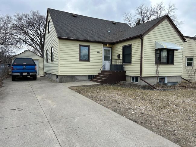 Newer Driveway - Maintenance Free Exterior.JPG | Image 4