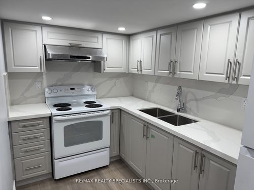 72 Dorchester Dr, Brampton, ON, L6T3E4 | Card Image