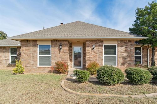 3600 Country Clb, Moore, OK, 73160-7616 | Card Image