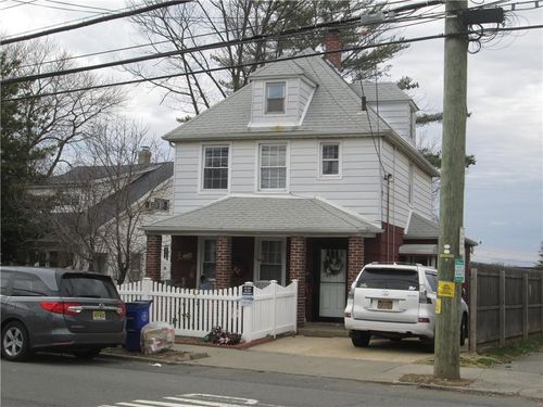 3879 Victory Blvd, Staten Island, NY, 10314-6716 | Card Image