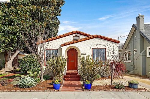 658 658 32nd St, Richmond, CA, 94804 | Card Image