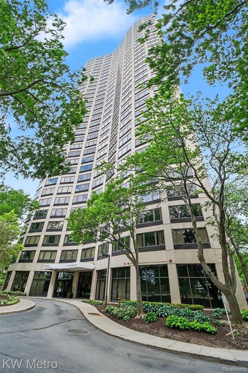 2906-5000 Town Ctr, Southfield, MI, 48075-1118 | Card Image