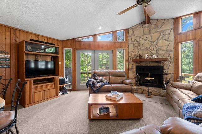 31 N Lakeview Dr, House other with 4 bedrooms, 2 bathrooms and 2 parking in Pointblank TX | Image 6
