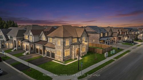 260 Sikura Cir, Aurora, ON, L4G3Y8 | Card Image