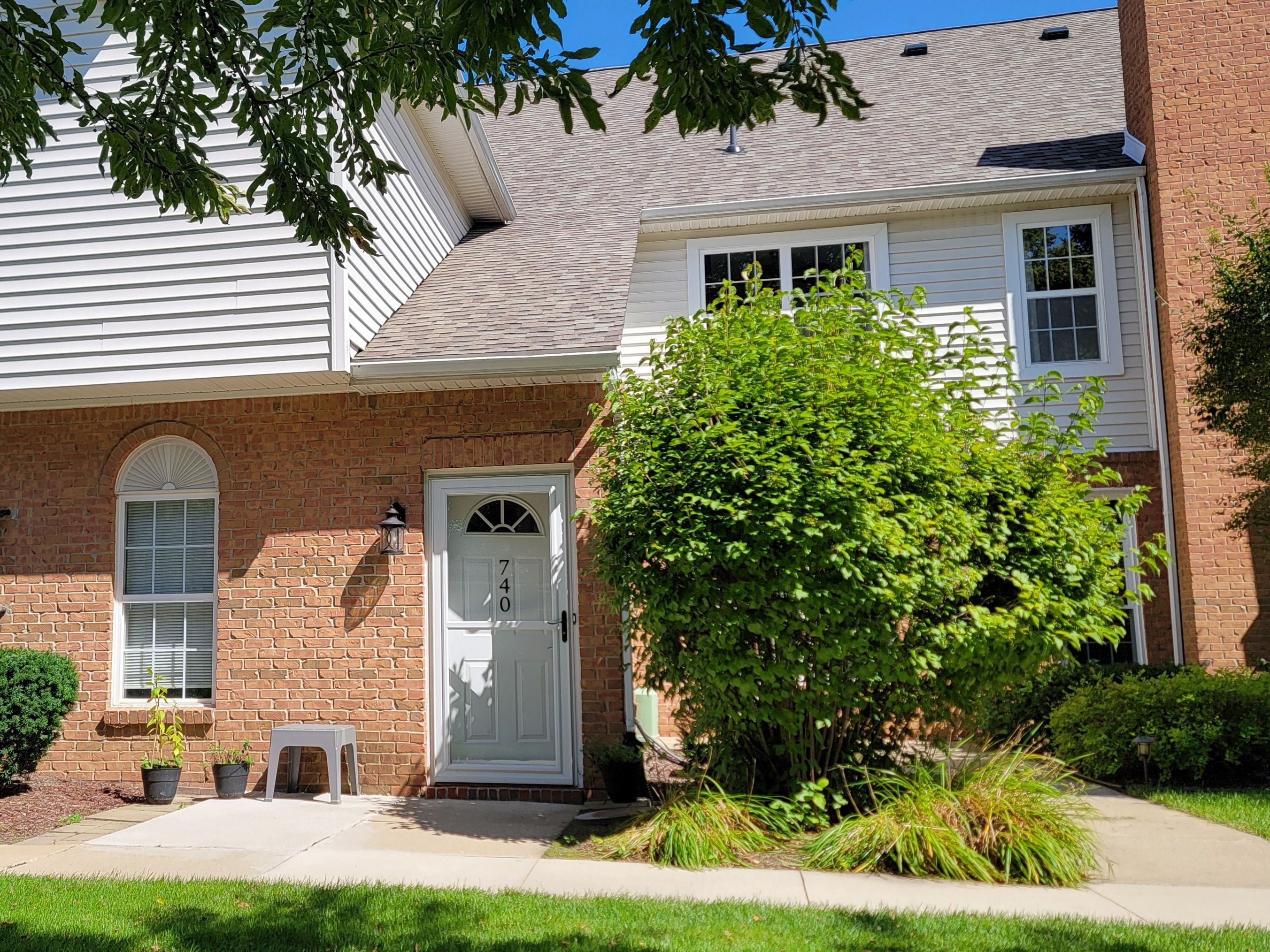 Olde English Cir, Howell, MI 48855