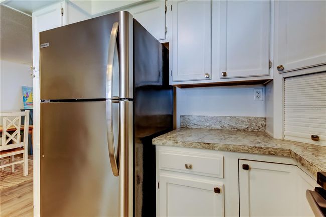 21.. FULLY UPDATED Kitchen (9.2' x 8.9') w Appliance Garage! NICE Stainless Appliances, White Cabinets, Plenty of Storage, Gorgeous Counters! | Image 21