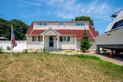 27 W Lakeland St, Bay Shore, NY, 11706-2623 | Card Image