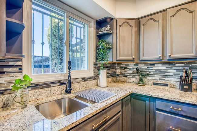 Kitchen Window | Image 14