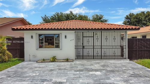 895 W 39th Pl, Hialeah, FL, 33012-7208 | Card Image