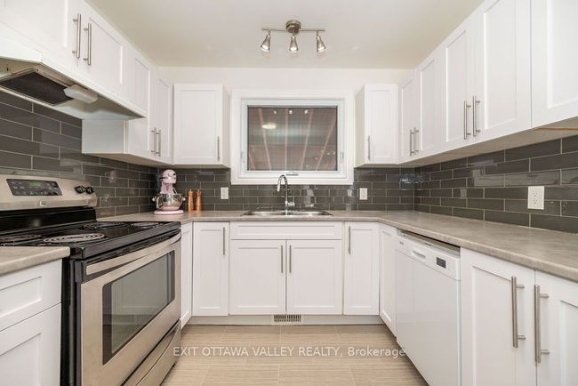 8 Sumac Crt, House other with 4 bedrooms, 2 bathrooms and 3 parking in Deep River ON | Image 8