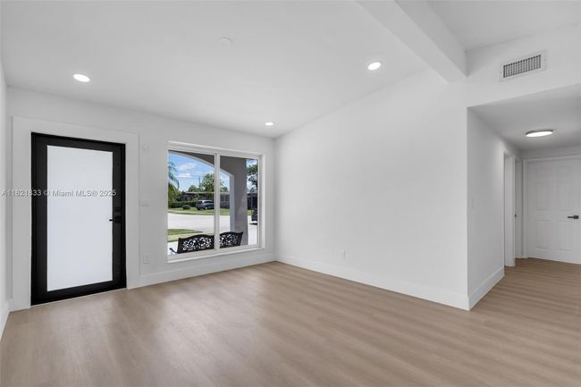 11030 Sw 42 Nd St, House other with 3 bedrooms, 3 bathrooms and null parking in Miami FL | Image 5