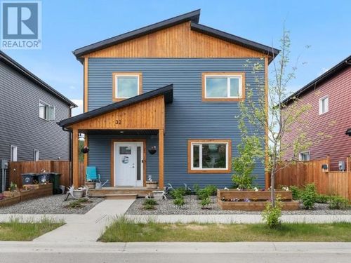 32 Evelyn Ave, Whitehorse, YT, Y1A0S5 | Card Image