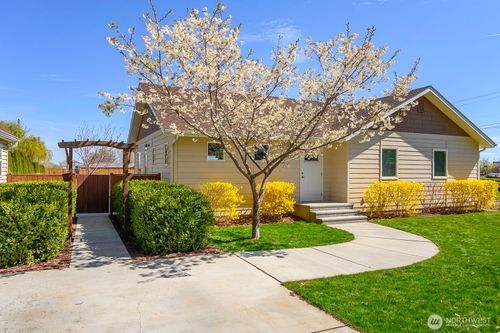 2143 Valley Rd Ne, Moses Lake, WA, 98837-7634 | Card Image