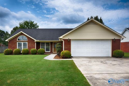 892 Pinewood Dr Sw, Hartselle, AL, 35640-3893 | Card Image