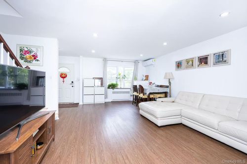 14742 77th Ave, Flushing, NY, 11367-3124 | Card Image