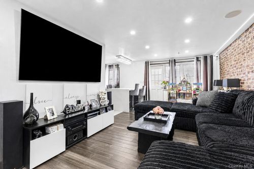 8611 151st Avenue, New York, NY, 11414 | Card Image