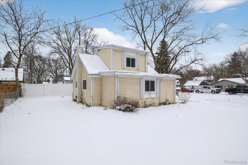 39 Pine Dr, Whitmore Lake, MI, 48189-9530 | Card Image