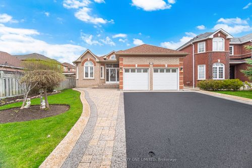 222 Caproni Dr, Maple, ON, L6A1X7 | Card Image
