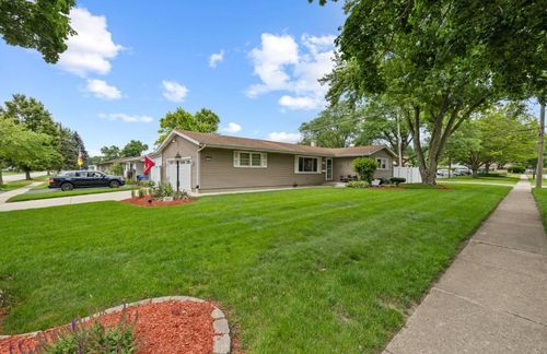 701 Kane Street, South Elgin, IL, 60177 | Card Image