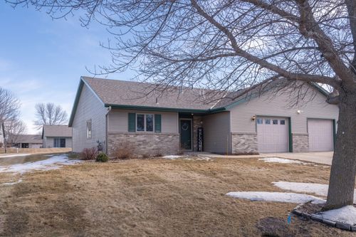 672 W River Dr, New London, MN, 56273-8519 | Card Image