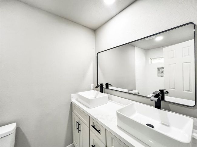 Primary Bathroom Dual Sinks | Image 21