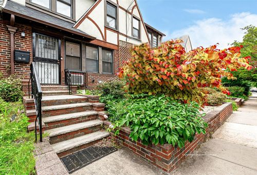 67 Clyde St, Forest Hills, NY, 11375-4111 | Card Image