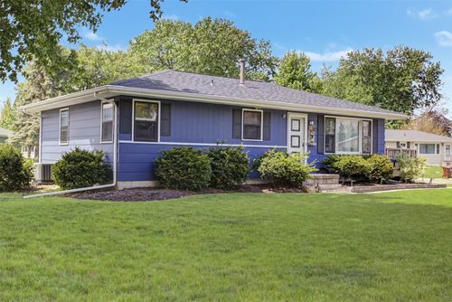 1860 9th Street Pl, Nevada, IA, 50201-1217 | Card Image