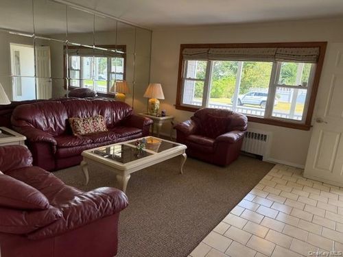 652 Empire Ave, West Babylon, NY, 11704-2811 | Card Image