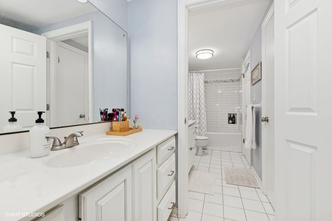 APT-217B - 128 Carriage Way Dr, Condo with 3 bedrooms, 2 bathrooms and 2 parking in Burr Ridge IL | Image 5