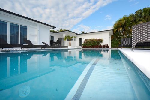 880 N Venetian Dr, Miami Beach, FL, 33139-1013 | Card Image