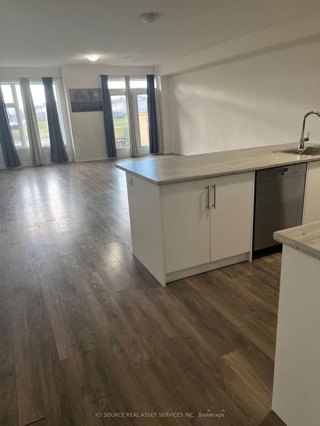 48 Donald Fleming Way, Condo with 4 bedrooms, 3 bathrooms and 1 parking in Whitby ON | Image 5