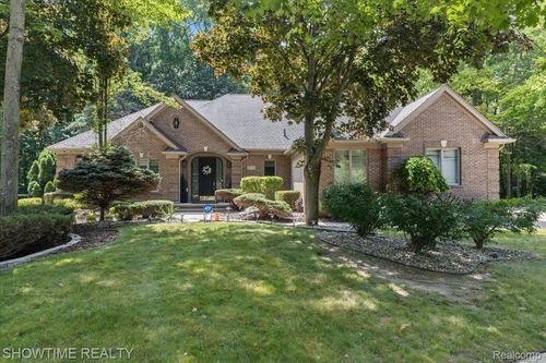 53145 Alyssa Ct, Shelby Township, MI, 48315-2165 | Card Image