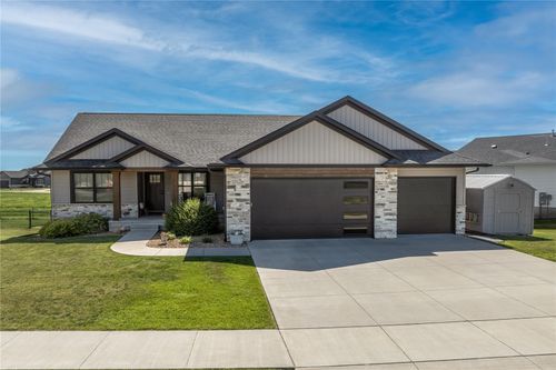 709 Pointer Cir, Center Point, IA, 52213-9390 | Card Image
