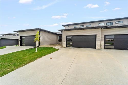 1218 Loren Dr, Cedar Falls, IA, 50613-8196 | Card Image