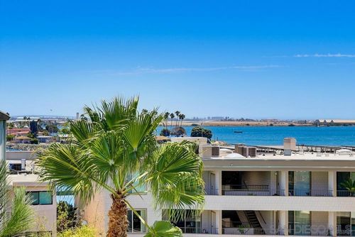 2942 Lawrence St, San Diego, CA, 92106-3525 | Card Image