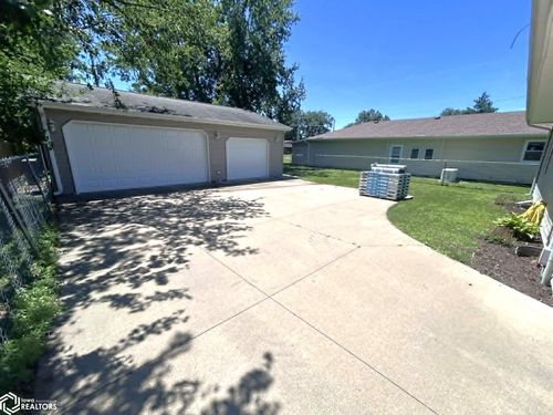 406 Crestview Ave, Ottumwa, IA, 52501-1228 | Card Image