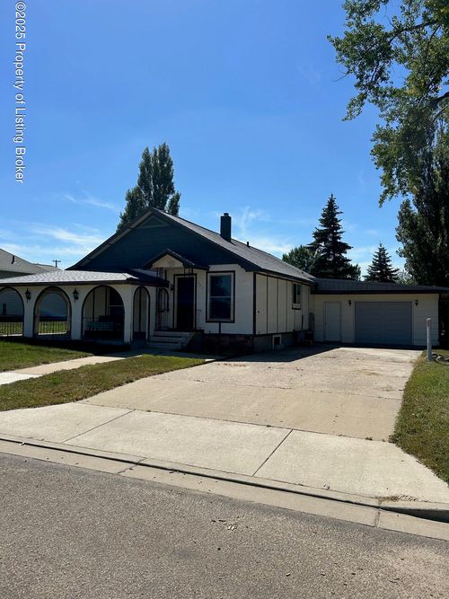 325 2nd Ave Nw, Killdeer, ND, 58640-4108 | Card Image