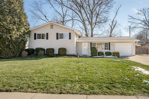 2716 Arrow Heights Dr, Maryland Heights, MO, 63043-1725 | Card Image