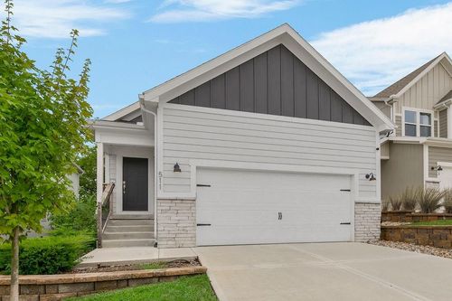 511 Hampstead Dr, Raymore, MO, 64083-9040 | Card Image