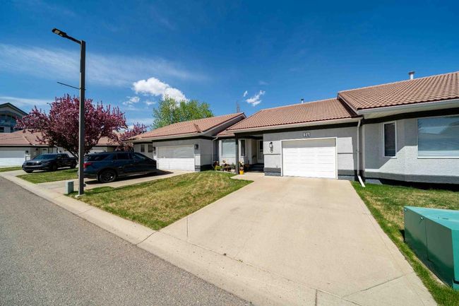 74 Park Meadows Lane Se, Townhouse with 3 bedrooms, 3 bathrooms and 3 parking in Medicine Hat AB | Image 4