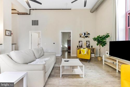 r-304-22 S Howard St, BALTIMORE, MD, 21201-2542 | Card Image