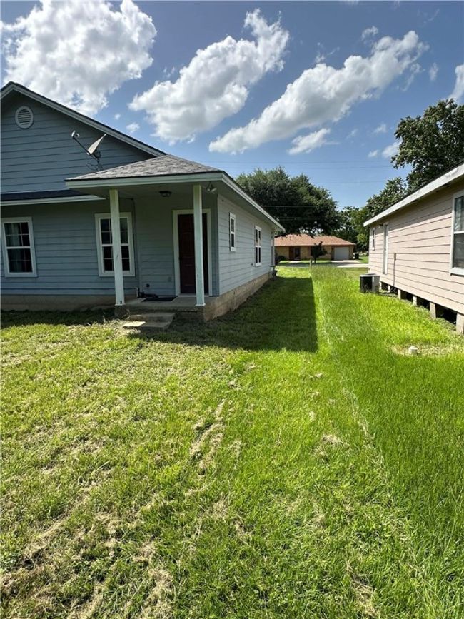 View of green lawn | Image 5