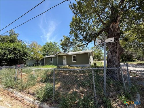 914 Kleine St, Gonzales, TX, 78629-3186 | Card Image
