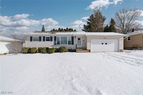 4005 W 213th St, Fairview Park, OH, 44126-1222 | Card Image