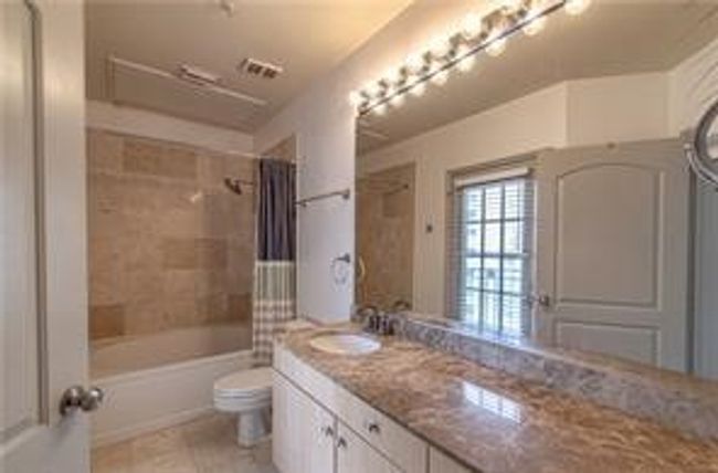 Relax in the Large Soaking Tub | Image 37