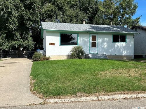 1716 Mccormick Cres, House with 2 bedrooms, 1 bathrooms and 2 parking in Estevan SK | Card Image