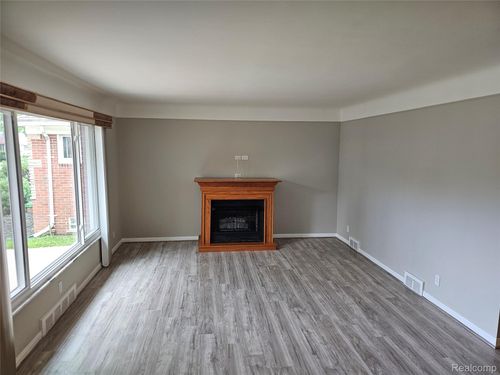 23091 Sussex St, Oak Park, MI, 48237-2435 | Card Image