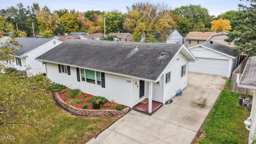 1702 4th St S, Moorhead, MN, 56560-4125 | Card Image