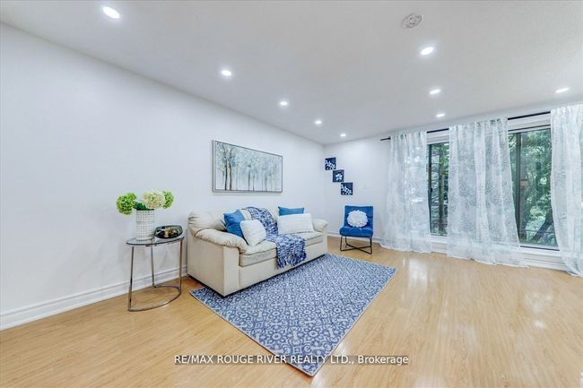 21 - 25 Pebble Byway, Condo with 3 bedrooms, 2 bathrooms and null parking in North York ON | Image 7