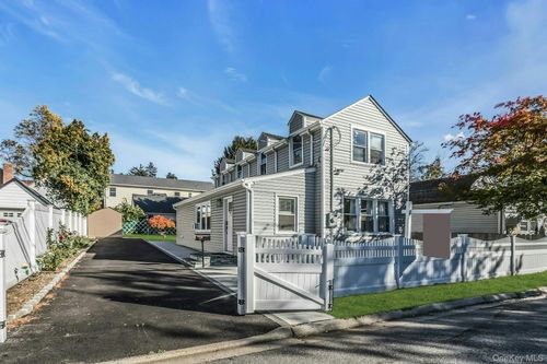 42 13th St, Locust Valley, NY, 11560-1526 | Card Image